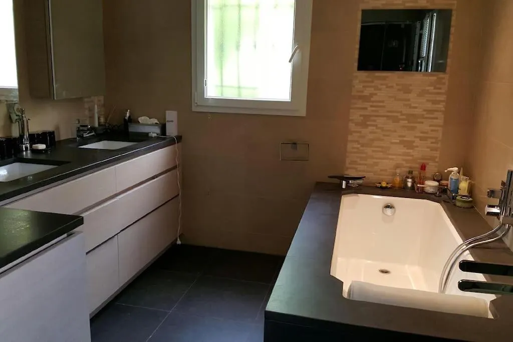 Superbe Villa A Antibes Avec Piscine Dans Un Quartier Calme