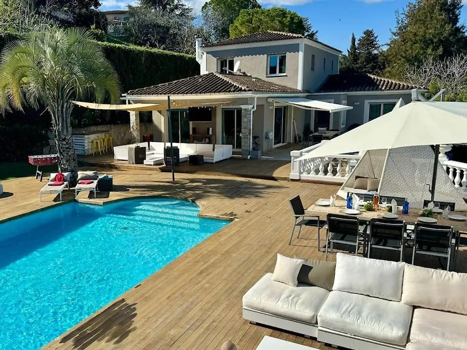 Superbe Villa A Antibes Avec Piscine Dans Un Quartier Calme